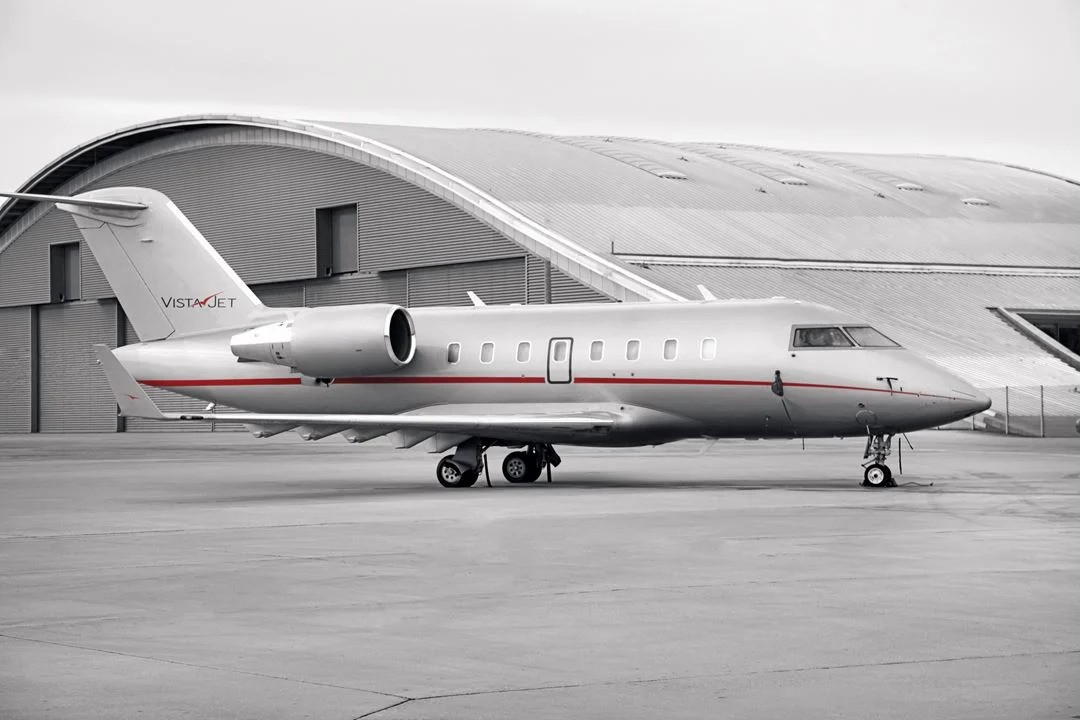 VistaJet Challenger 605 parkert foran en hangar